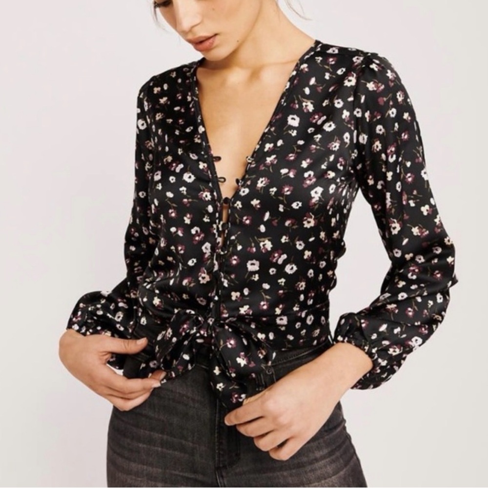 Abercrombie & Fitch Black Floral cropped tie front button down Blouse size M